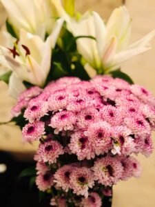 Read more about the article الورود والزهور الطبيعية مع الهدايا للمناسبات والافراح